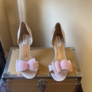 Badgley Mischka Pale Pink Bow Open-Toe . Can’t pass them by its wedding Season!